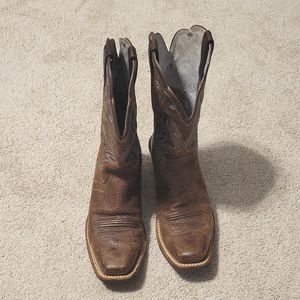 Women's Ariat Cowboy boots.